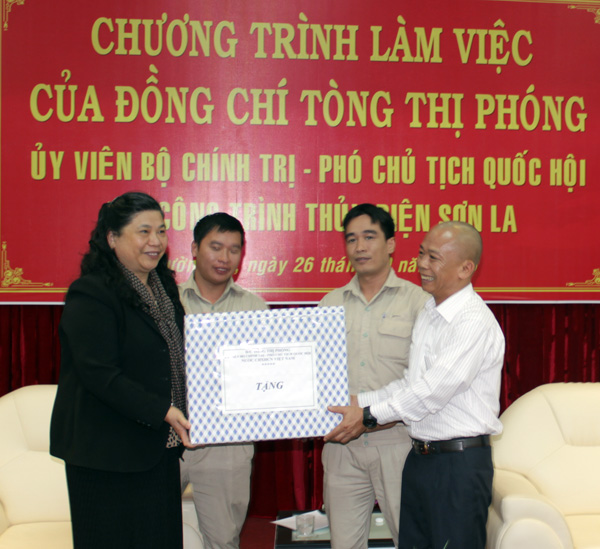 Bà Tòng Thị Phóng- Ủy viên Bộ Chính trị, Phó Chủ tịch Quốc hội thăm và làm việc với CBCNV Công ty Thủy điện Sơn La